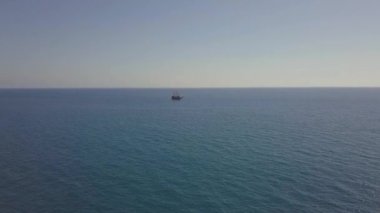 Neşeli bir şef Noel pastası hazırlar. Bayan önlüklü aşçı kek yapmak için una yumurta kırıyor. Yemek pişirme süreci. Adım adım. Eşsiz tatil öncesi atmosfer ve ev konforu