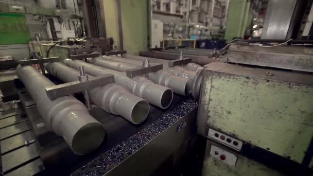 Close-up de uma seção de tubos de aço empilhados uns sobre os outros. produção transportadora de produtos de ferro — Vídeo de Stock