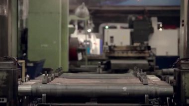 Çelik boruların üst üste yığılmış bir kısmının yakın çekimi. Demir ürünlerinin taşıyıcı üretimi