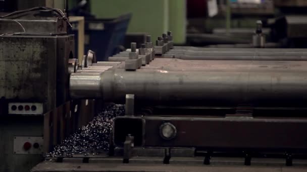 Nærbillede af en sektion af stålrør stablet oven på hinanden. transportørproduktion af jern- og stålprodukter – Stock-video