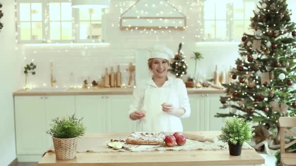 En glad kock förbereder en julkaka. Lady koka i en söt förkläde bryta ett ägg i mjöl för att göra tårta. Tillagningsprocessen. Steg för steg. Oöverträffad atmosfär före semestern och bekvämlighet i hemmet — Stockvideo