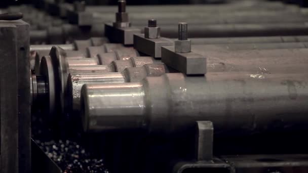 Крупный план секции стальных труб, укладываемых друг на друга. конвейерное производство железных изделий — стоковое видео