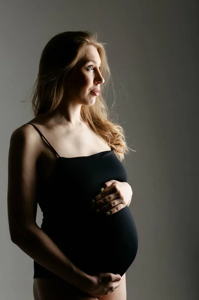 Terhes nő simogatja a hasát fehér háttér. Másold a helyet. Az egészséges emésztés, életmód, Ivf — Stock Fotó