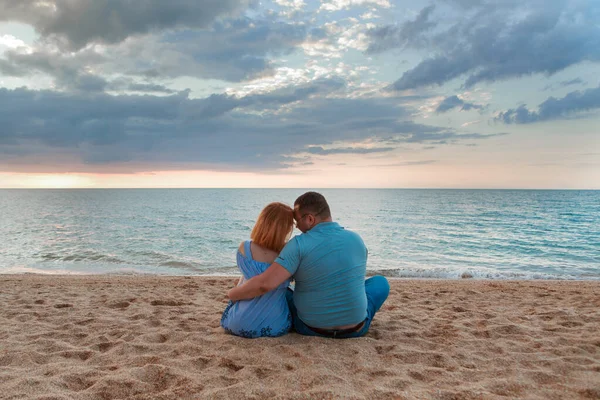 Facet i dziewczyna na morzu. Para miłości w wodzie. ludzie na plaży — Zdjęcie stockowe