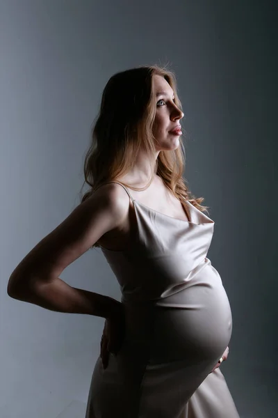 Kaukázusi terhes nő simogatja a hasát fehér háttérrel. Másold a helyet. Az egészséges emésztés, életmód, IVF — Stock Fotó