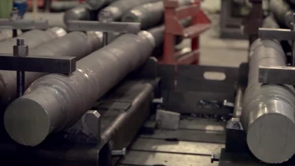 Közelkép az acélcsövek egymásra rakott szakaszáról. vastermékek szállítószalag-gyártása — Stock videók