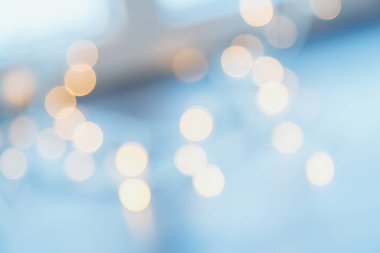 birçok küçük elektrik ampulleri bir duvara bulanık. Sarı ışıklar bulanık. Noel ışıkları duvarına