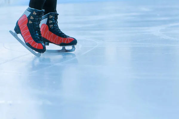 Műkorcsolyázó a jégen. A lány korcsolyázik. jég a szabad ég alatt — Stock Fotó