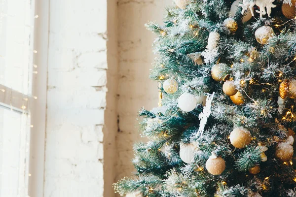 Tatiller, yeni yıl, dekorasyon ve kutlama konsepti - balo ve oyuncaklarla süslenmiş Noel ağacının kapağı — Stok fotoğraf