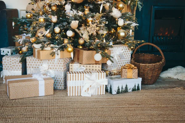Tatiller, yeni yıl, dekorasyon ve kutlama konsepti - balo ve oyuncaklarla süslenmiş Noel ağacının kapağı — Stok fotoğraf