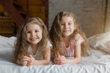 Sabah ailesi: Yatakta oynayan çocuklar. Bir rüyadan uyanmak. Daha yeni uyandım. Aşk