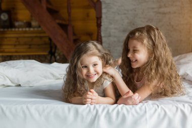 Sabah ailesi: Yatakta oynayan çocuklar. Bir rüyadan uyanmak. Daha yeni uyandım. Aşk