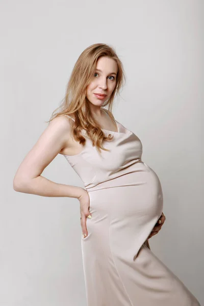 Mujer embarazada caucásica acariciando su vientre sobre fondo blanco. Copiar espacio. El concepto de digestión saludable, estilo de vida, FIV —  Fotos de Stock