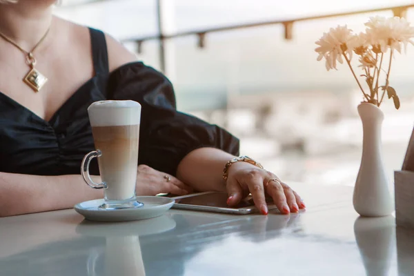 Morgon flickor: den blonda med kopp te, kaffe. Frukost på caféet. Jag vaknade precis.. — Stockfoto