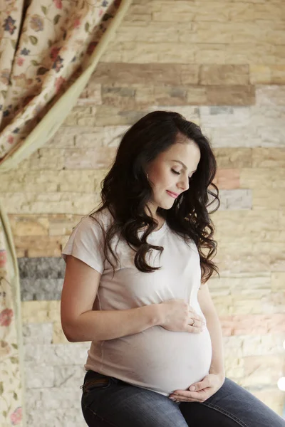 Schwangere streichelt ihren Bauch. Kopierraum. Das Konzept der gesunden Verdauung, Lebensstil, IVF — Stockfoto