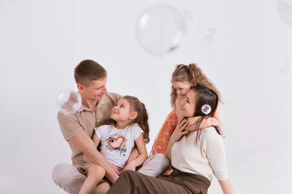 Rodinná fotka: láska. rodiče tráví čas se svými dětmi. Máma s tátou obejmou dítě. koncepce dětství, otcovství, mateřství, IVF — Stock fotografie