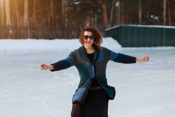 Műkorcsolyázó a jégen. A lány korcsolyázik. jég a szabad ég alatt. Télen nincs smink, vörös pofi. — Stock Fotó