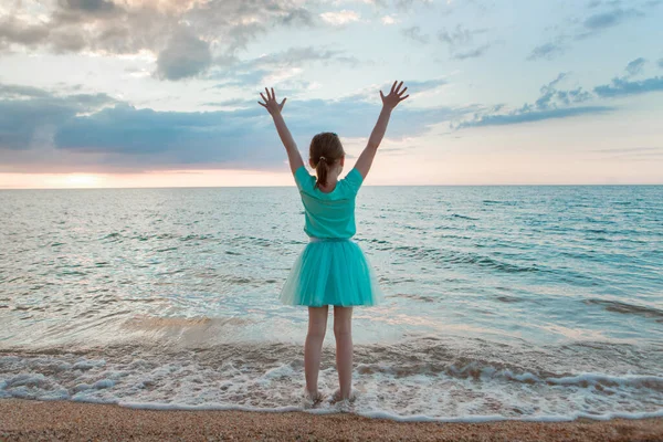 Reise til havet. En jente i kjole og hatt går langs stranden. En turist går langs kysten. varme reiser i ferieperioden. kopieringsareal – stockfoto