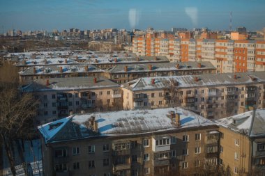 Gökdelen manzarası ve kış şehri yukarıdan. Rusya