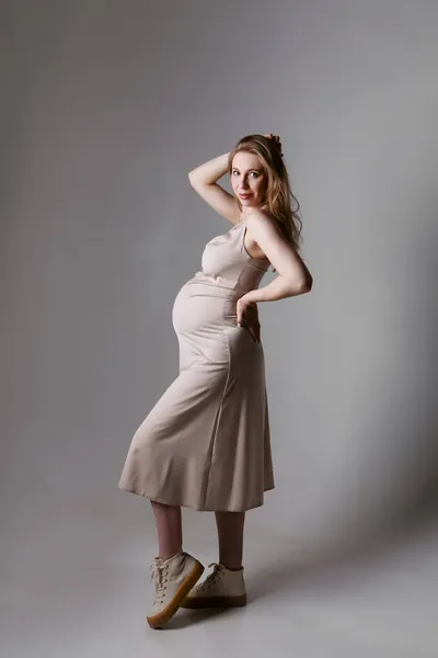 Mujer embarazada caucásica acariciando su vientre sobre fondo blanco. Copiar espacio. El concepto de digestión saludable, estilo de vida, FIV —  Fotos de Stock