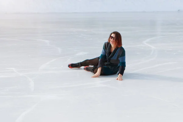 얼음 위의 피겨 스케이팅 선수. 여자 애가 스케이트타고 있어. 얼음 이 탁트인 하늘 아래에 있습니다. 겨울에 화장도 안 하고 빨간 뺨도 안 하고 — 스톡 사진