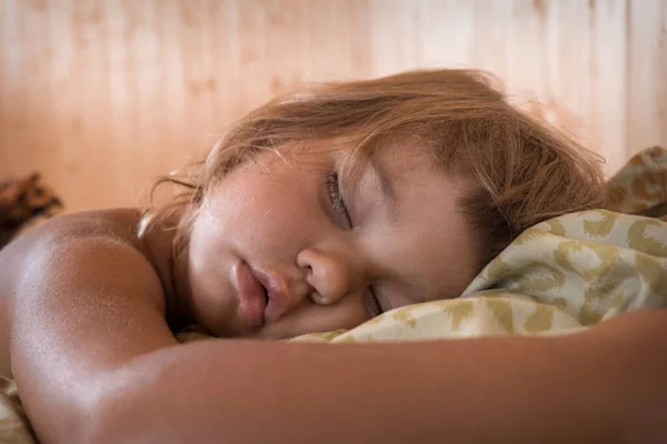 Retrato del bebé dormido. La cara de un niño pequeño. chica caucásica —  Fotos de Stock