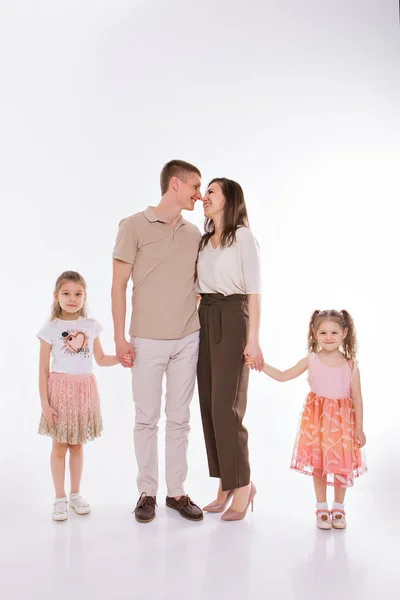 Photo de famille : amour. les parents passent du temps avec leurs enfants. Maman et papa embrassent le bébé. le concept d'enfance, paternité, maternité, FIV Photo De Stock