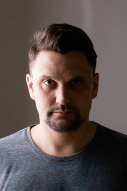 Münferit fotoğraf: yakışıklı bir adamın portresi. yüzdeki gölge