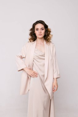 Profilde gülümseyen bir kadının portresi. Kafkasyalı yüzü kıllarla kaplı. Cilt bakımı konsepti, doğal kozmetik ürünleri, Brezilya patlaması, kimya, kınalı resim