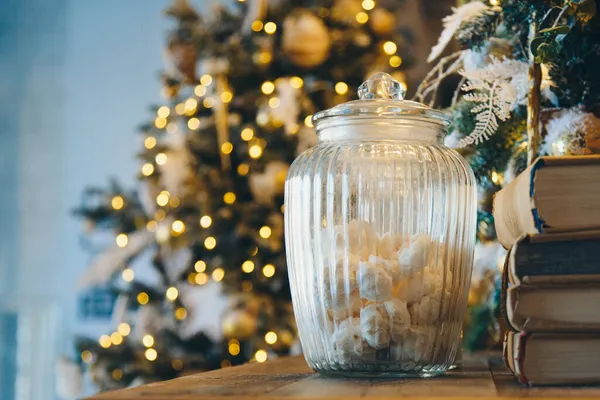 Noel içinin bir parçası olarak cam bir kavanozda krema. — Stok fotoğraf