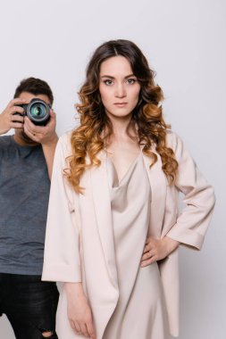 Stüdyoda beyaz arka planda güzel makyajlı bir manken. Stüdyoda profesyonel çekim ve ışıklandırma