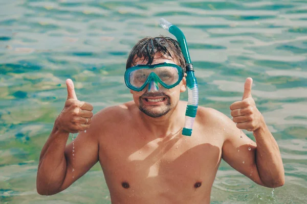 一个戴着潜水面罩的男人面对蓝蓝的天空和碧绿的大海 司机戴着潜水面具 — 图库照片