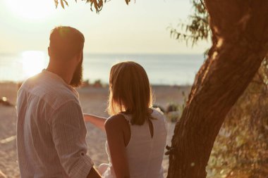 Birbirine aşık çiftler. Erkek ve kadın gülümsüyor. Deniz yoluyla seyahat et.