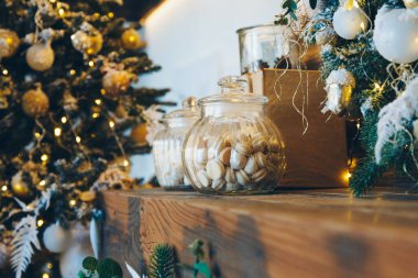 Noel içinin bir parçası olarak cam bir kavanozda krema.