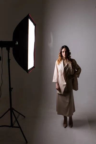 Egy modell, gyönyörű sminkkel a stúdióban, fehér háttérrel. professzionális fényképezés és világítás a stúdióban — Stock Fotó