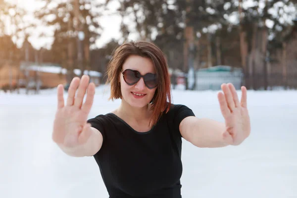 Gyönyörű elegáns nő pulóverben és szív alakú napszemüvegben télen — Stock Fotó