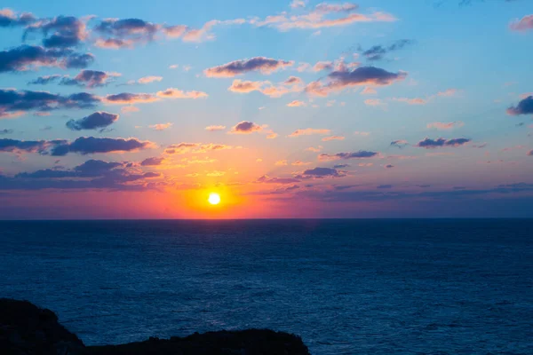 Hermosa puesta de sol sobre el mar con reflejo en el agua, majestuosas nubes en el cielo — Foto de Stock