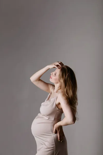 Mulher grávida caucasiana acariciando a barriga no fundo branco. Espaço para cópia. O conceito de digestão saudável, estilo de vida, FIV — Fotografia de Stock