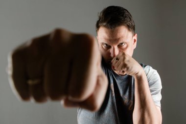 Adam kavga ediyor. İlk yakın çekim. Şeytani bir kavgacı. Adam izole edilmiş.