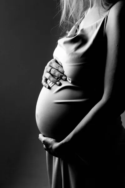 Donna incinta caucasica accarezzando la pancia su sfondo bianco. Ricevuto. Il concetto di sana digestione, stile di vita, FIV — Foto Stock