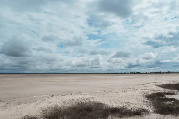 Ecologische catastrofe in Israël, in het Midden-Oosten, het verdwijnen van de Dode Zee. oppervlakkig, verkleind. gedroogd en, geen groen. Stockfoto