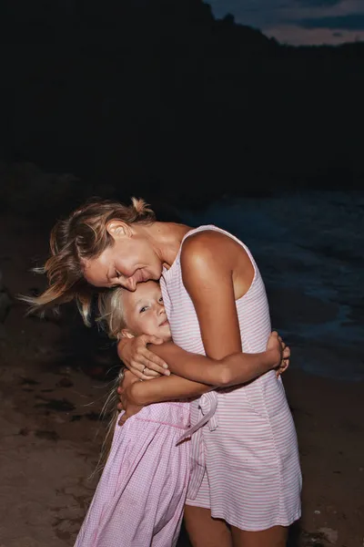 Vacances en mer. Une famille marche le long de la plage. famille tenant la main — Photo