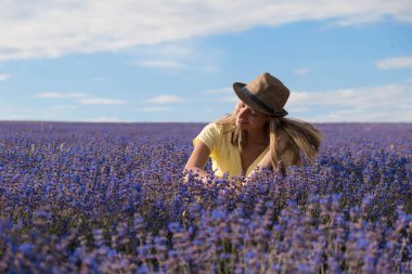 Lavanta tarlasında sarı elbiseli bir kız.
