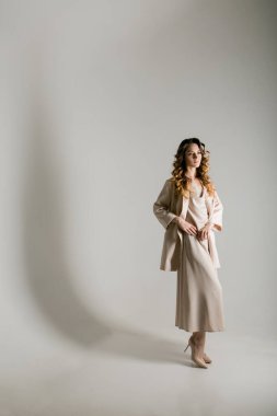 Stüdyoda beyaz arka planda güzel makyajlı bir manken. Stüdyoda profesyonel çekim ve ışıklandırma