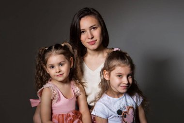 Mutlu aile gülümsemesi. Sarılma portresi. Aile içi ilişkiler kavramı