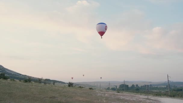 Heißluftballons fliegen über die Berglandschaft Kappadokiens, Türkei. — Stockvideo