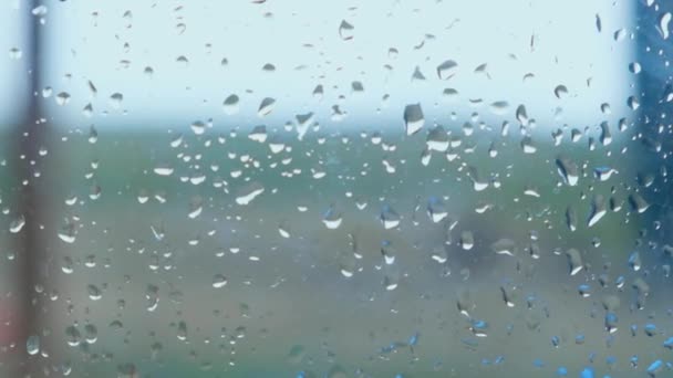 Días de lluvia, lluvia fuerte cayendo sobre la superficie de la ventana — Vídeo de stock