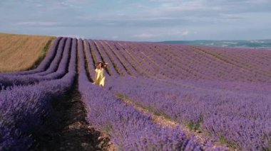 Lavanta tarlasında sarı elbiseli bir kız.