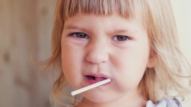 parlak bir lolipop güzel küçük kız. Stüdyo vurdu