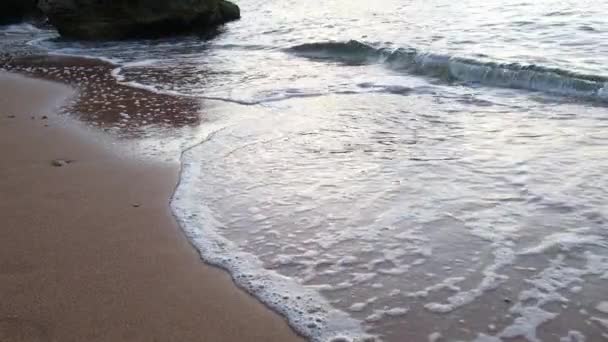 Dramático amanecer en el mar. Cielo ardiente y olas doradas brillantes. — Vídeos de Stock